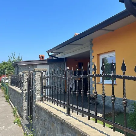 Summer House With Terrace And Private Parking *
