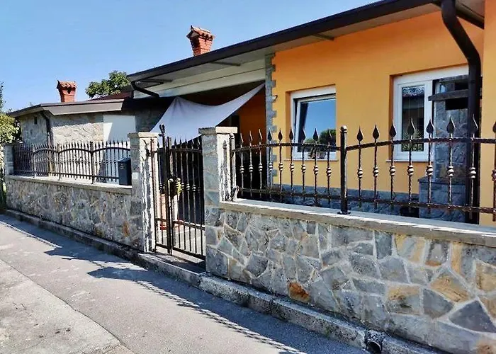 펜션 Summer House With Terrace And Free Private Parking