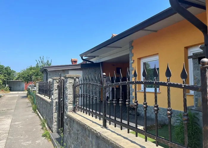 Summer House With Terrace And Free Private Parking *